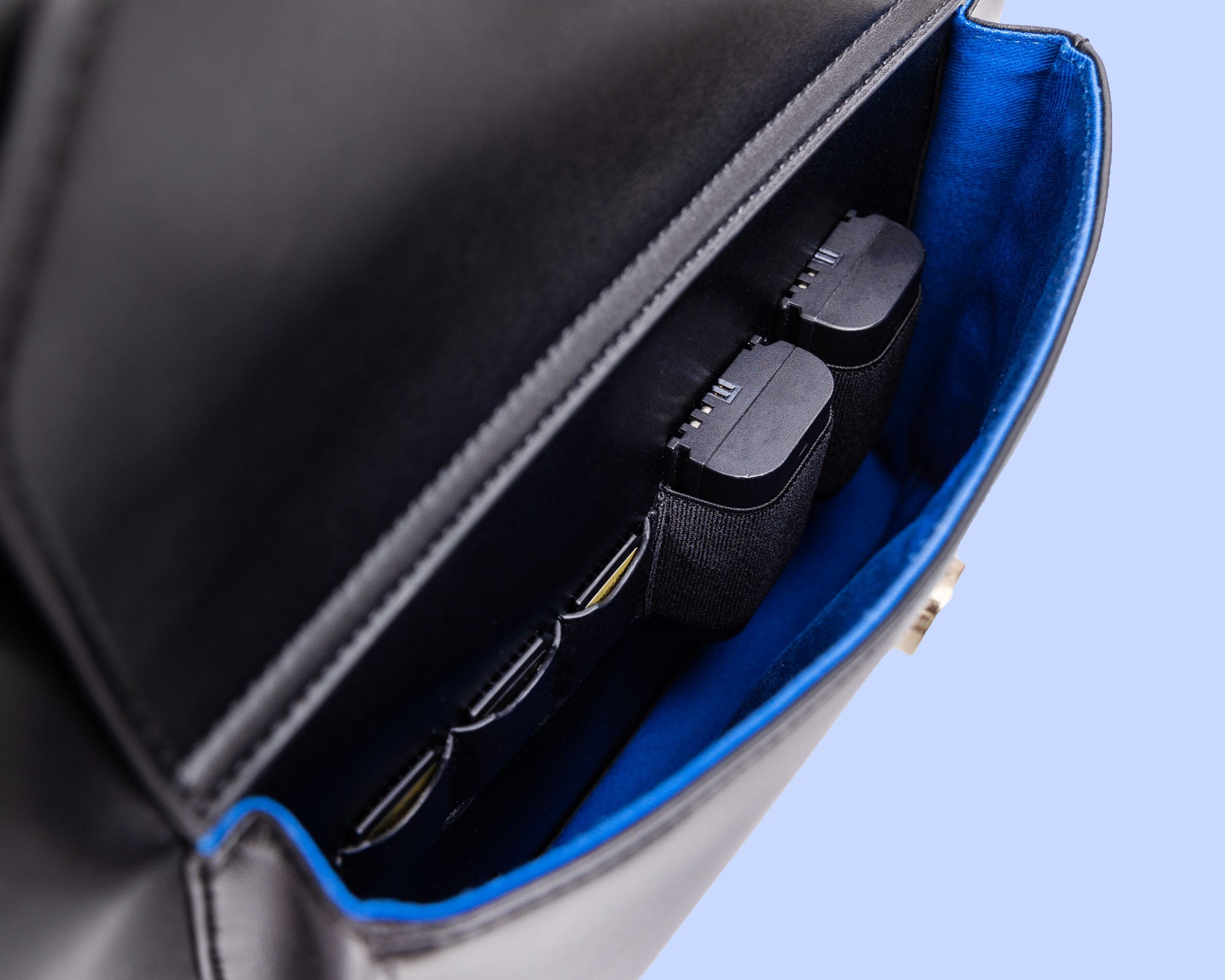 US AND IRIS Noir Mirage Camera Bag front pocket – designed with dedicated storage for SD cards, spare batteries, and small accessories. Stylish black microfibre leather crossbody camera handbag for photographers, content creators, and creatives who need stylish yet functional gear organisation.